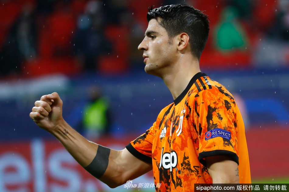 莫拉塔在欧冠赛场上梅开二度后，握拳怒吼，尽情宣泄着内心的激情与压力，眼中闪烁着自信与坚定的光芒。