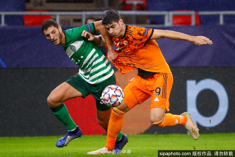 身披尤文9号战袍的莫拉塔在赛场上积极拼抢，他奋力起跳，眼神紧追来球，每一个动作都充满了战斗欲望和对胜利的渴望。