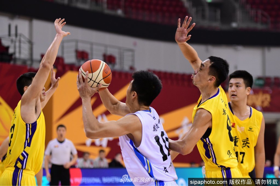 安徽文一核心球员李祥波在三人包夹下毫无惧色,他高高跃起,以一敌三强行上篮,展现出强大的内线统治力。