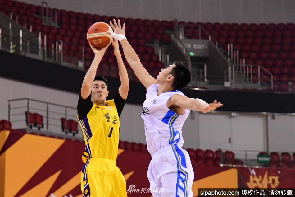 赛后,安徽文一的队员们围聚在一起,击掌相庆这场来之不易的大胜,每个人的脸上都洋溢着胜利的喜悦和团队的自信。