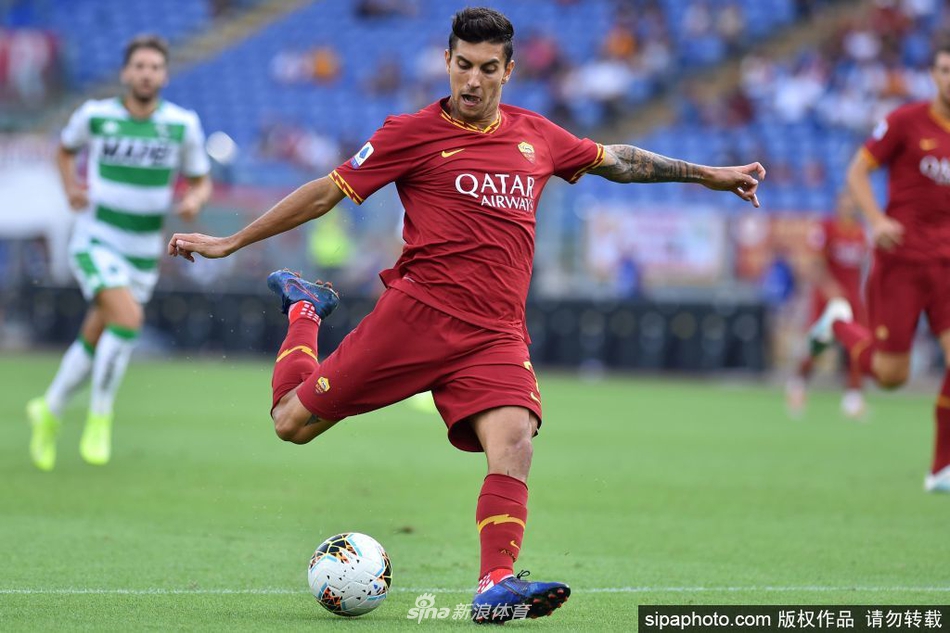 身穿罗马经典深色战袍的佩莱格里尼在比赛中挥拳怒吼，手臂上青筋暴起，他将对胜利的渴望与内心的不甘在这一瞬间彻底宣泄，感染新冠的消息让这份激情更显悲壮。