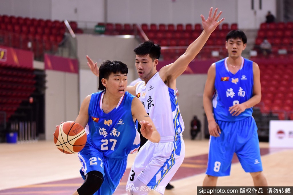 重庆队球员如猎豹般突破防线，矫健的身影在灯光下划过一道胜利的轨迹