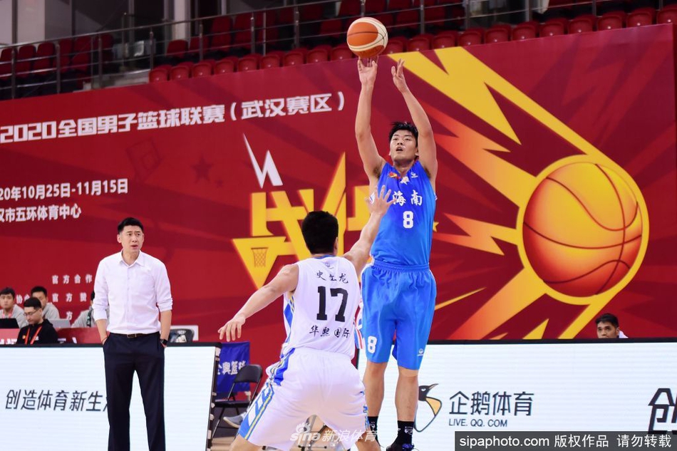 重庆替补席一片欢腾，球员们挥舞毛巾为队友的精彩进球喝彩，青春气息扑面而来