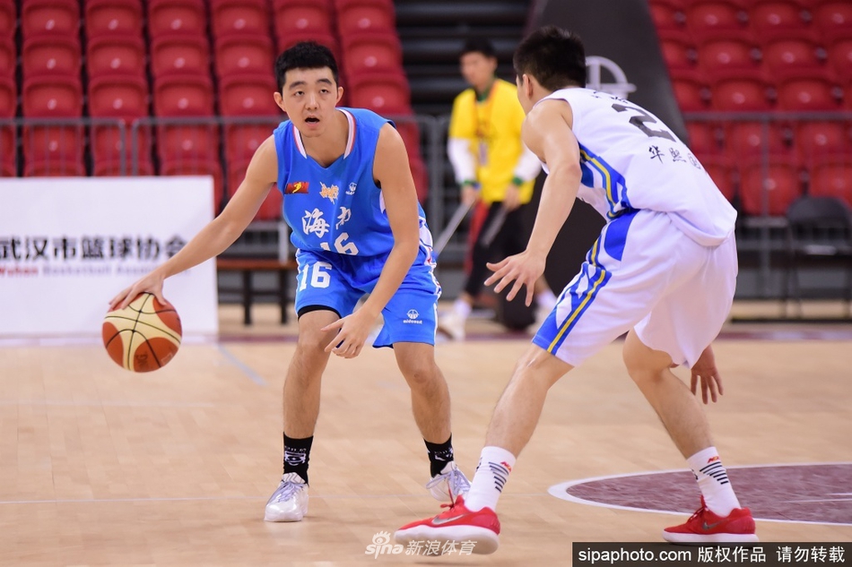 海南海象球员在严密包夹下奋力跃起，眼神中透露出不屈与对胜利的渴望