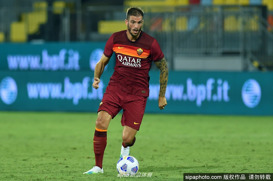 桑顿在个人社交媒体账号上发布动态，背景是他简洁明亮的公寓一角，他穿着罗马队的休闲卫衣，神情平静却略带一丝无奈，正通过手机屏幕向牵挂他的球迷和队友报平安。