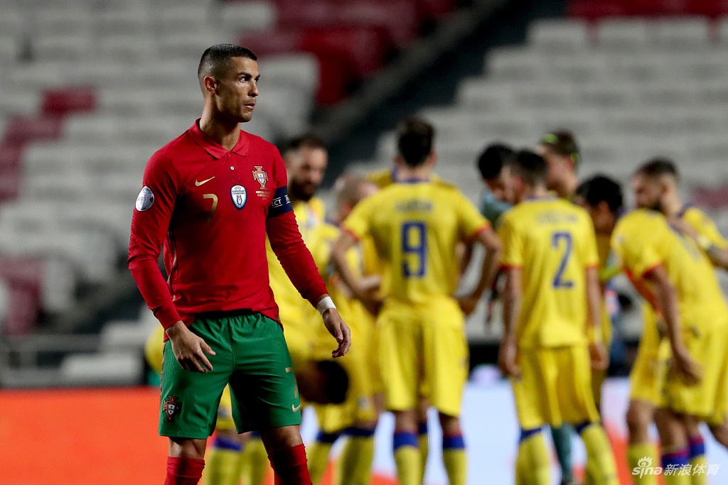 雷纳托·桑谢斯破门后激情咆哮，将四年国家队进球的压抑与此刻的畅快一并释放，在他身后是刚刚为他送上助攻的队长C罗。