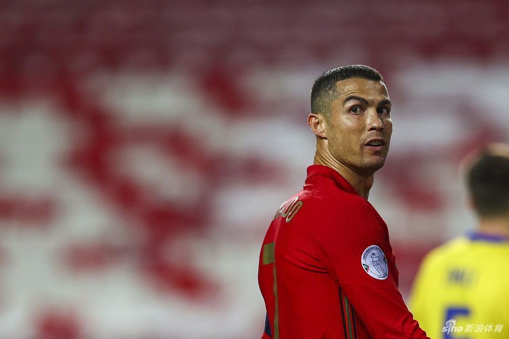 赛后，C罗与队友贝尔纳多·席尔瓦在场上轻松交谈，脸上洋溢着胜利的喜悦，这支葡萄牙队不仅实力超群，更拥有着令人羡慕的融洽氛围。