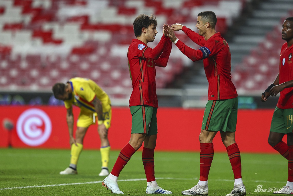 年轻的保利尼奥在人群中机敏抢点，将皮球送入网窝，这一刻他张开双臂尽情欢呼，这场比赛的梅开二度是他国家队生涯最完美的开局。