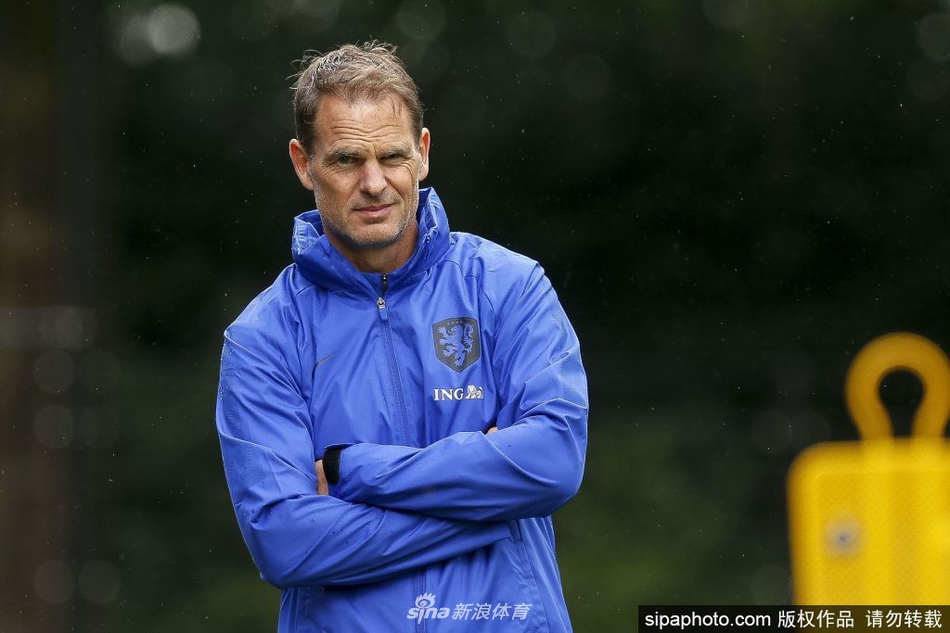 德波尔在场边神情严峻，目光中透着焦虑与不甘，橙衣军团的教练席仿佛被一层无形的压力笼罩