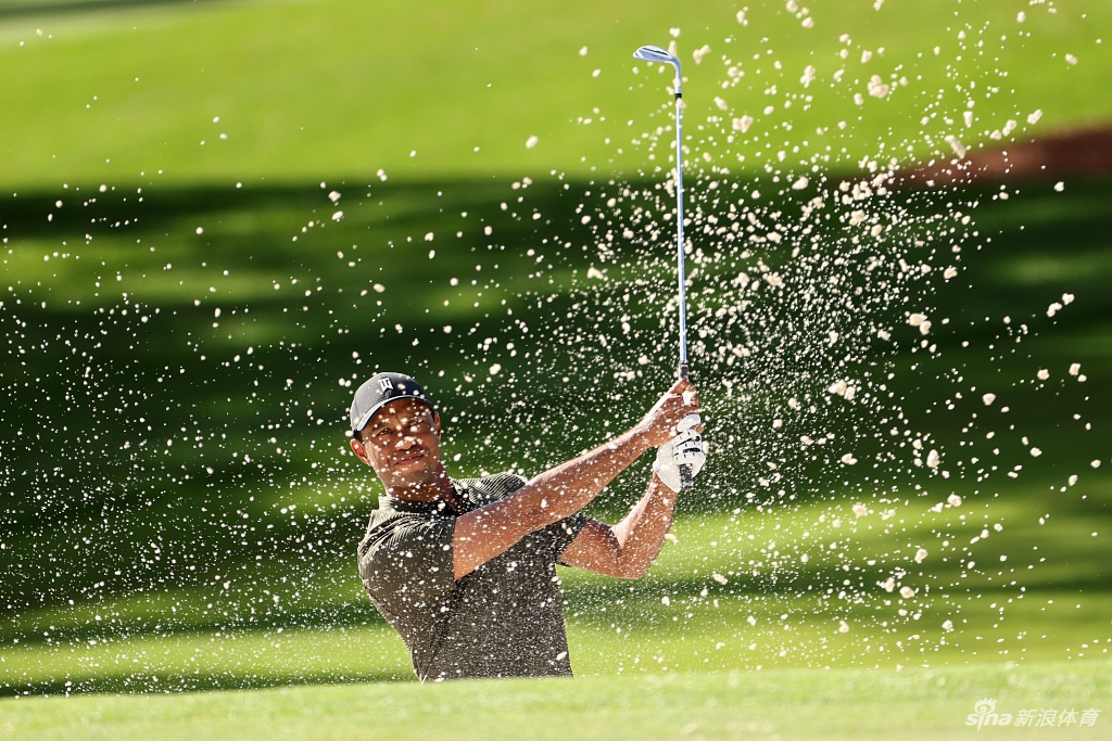 比赛间隙，伍兹向观众颔首致意，眼神中交织着对支持的感激与对胜利的坚定渴望