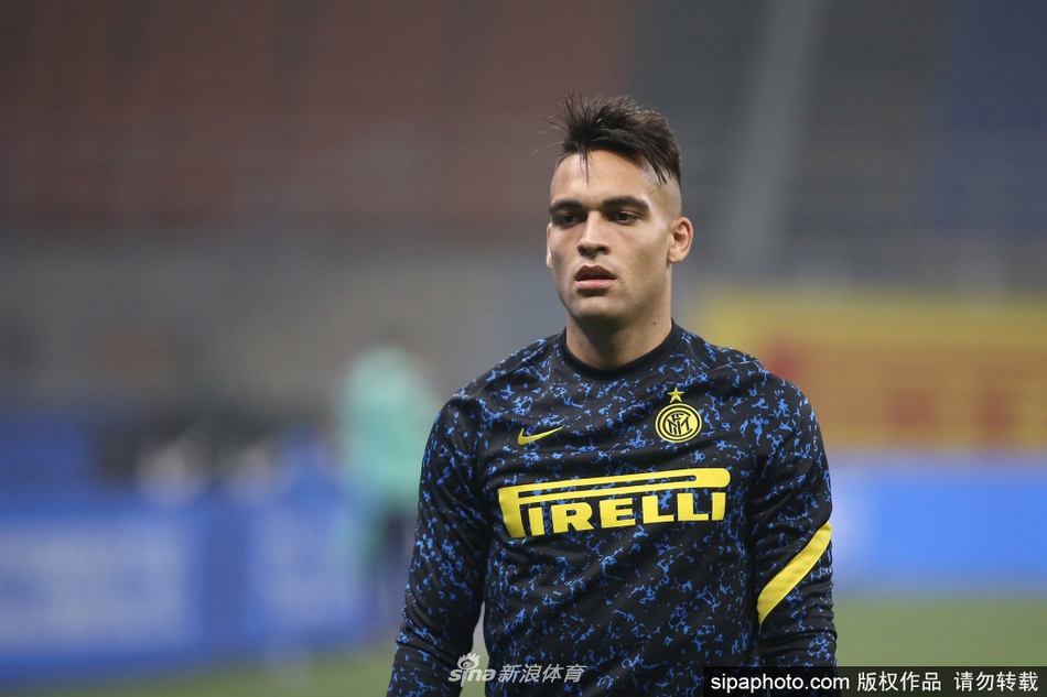 训练场上的劳塔罗嘴角上扬，露出标志性的朴实笑容，仿佛暂时忘却了续约的烦恼，享受着足球最纯粹的快乐