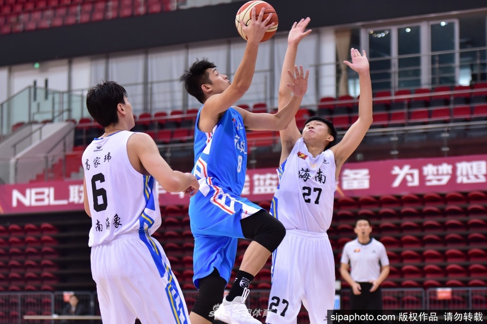 海南海象队的年轻后卫面对身高臂长的防守者毫无惧色，他压低重心，用一次灵巧的变向过人撕裂防线，尽管最终上篮遗憾偏出，但眼神中依然透露出不服输的倔强。