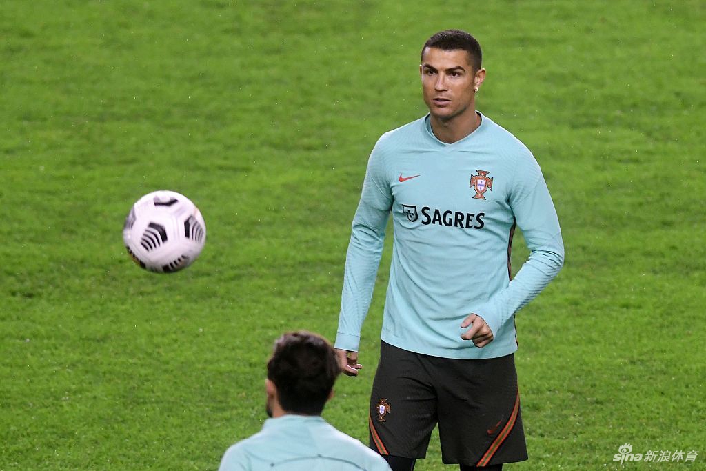 训练间隙，C罗与队友若昂·坎塞洛轻松交谈，脸上带着自信的微笑，更衣室的融洽氛围是球队战斗力的重要保障。