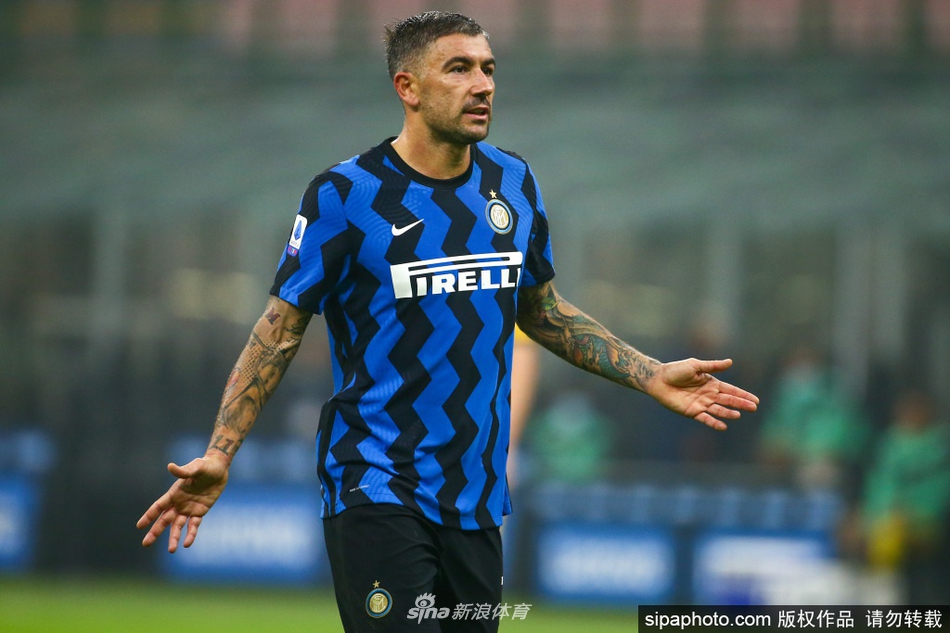 身披国米战袍的科拉罗夫，在训练场上目光坚毅，阳光勾勒出他略显消瘦却依然挺拔的身影，仿佛在诉说一名老将与命运抗争的决心。