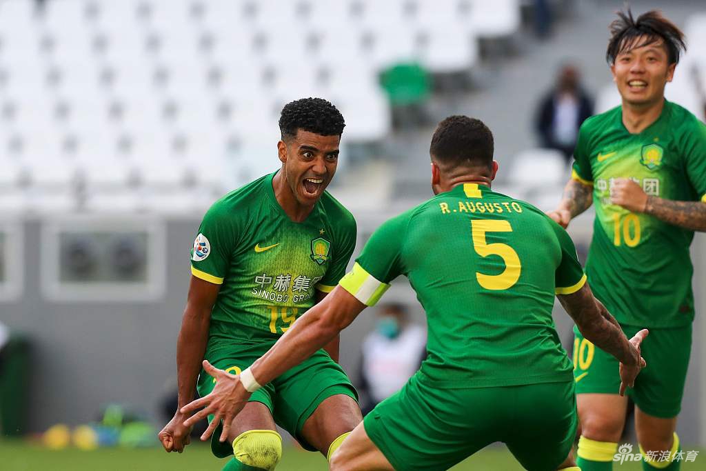 国安边翼卫王刚如同脱缰野马，在边路凭借速度与力量强势碾压东京FC的防守球员，将对手压迫得几乎无法转身，这一幕正是全场国安高压逼抢战术的缩影。