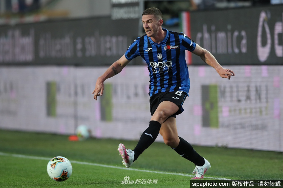 戈森斯在训练间隙驻足凝望，远处的球场轮廓清晰可见，他的眼神中透露出对比赛的渴望，这位德国飞翼已准备好为球队的晋级之路倾尽所有。