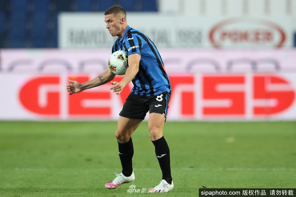 亚特兰大的训练场上，戈森斯全神贯注地控球在脚下，午后的阳光为他镀上一层金边，这充满动感的一刻，定格了他为关键战役全力冲刺的决心。