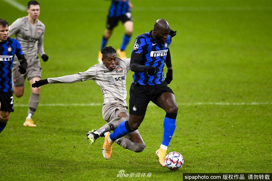 卢卡库的无奈与矿工人墙：比利时巨兽在对方禁区内扛住防守，却始终无法穿越对方排成的层层人墙，皮球一次次被拒之门外，希望也随之流失