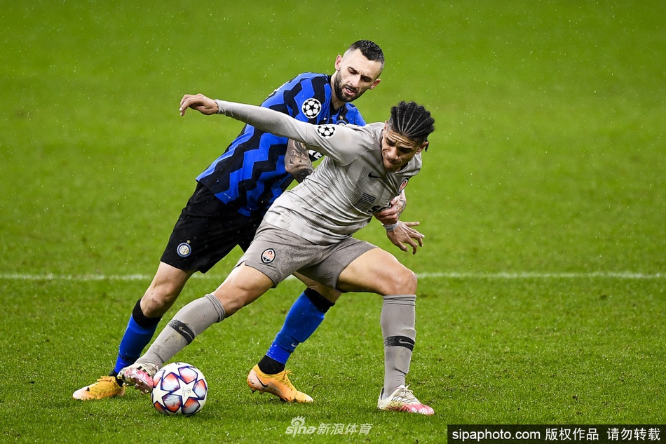 蓝黑将士的落寞背影：终场哨响后，数名国米球员瘫倒在草皮上，或双手叉腰低垂头颅，他们身前的球门仿佛一道无法跨越的天堑，隔开了晋级与出局的两个世界