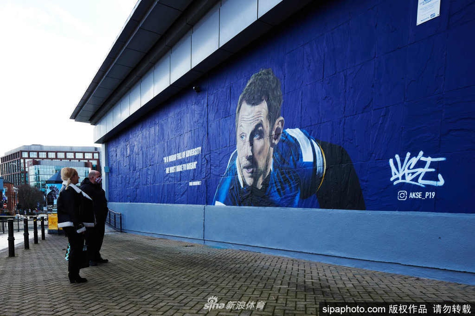 从远处眺望这幅巨大的壁画，它已经完美融入了利兹的城市肌理，色彩鲜明的三位利兹联代表人物，正无声地讲述着关于足球、勇气和文化传承的城市故事。
