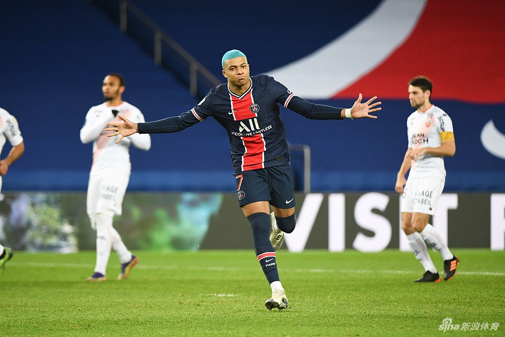 姆巴佩在边路用标志性的变向加速过掉防守球员，蓝色的头发因高速奔跑而随风飘起，仿佛一道蓝色的闪电划破洛里昂的防线。