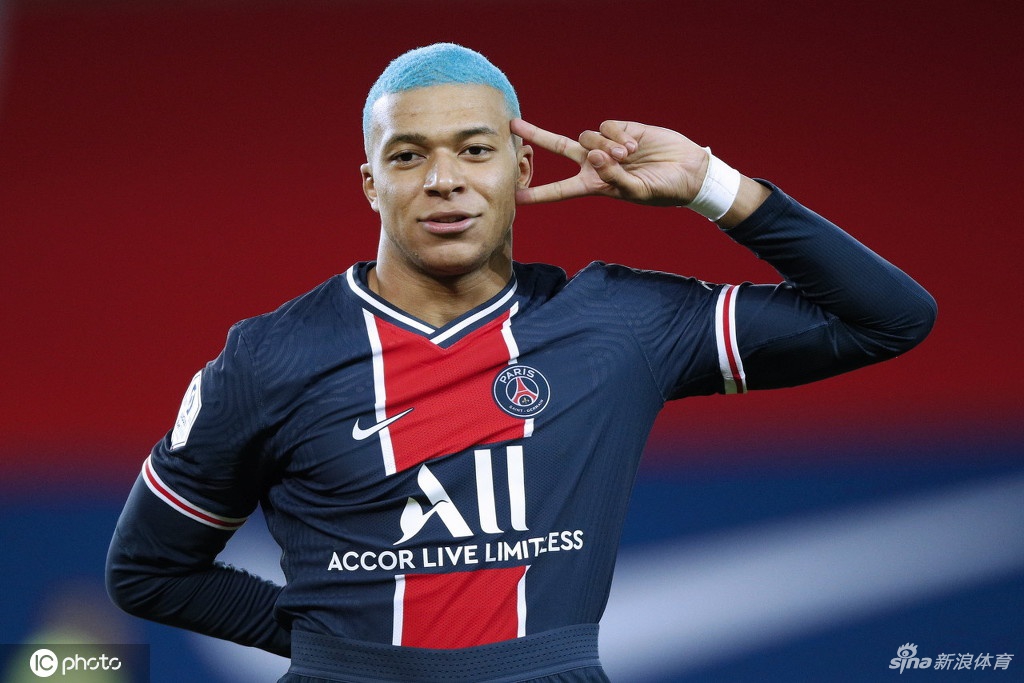 姆巴佩赛前踏入球场，那一抹新染的天蓝色短发在冬日阳光下格外耀眼，他嘴角带着自信的微笑，仿佛在向全世界宣告一个全新的自己已经到来。