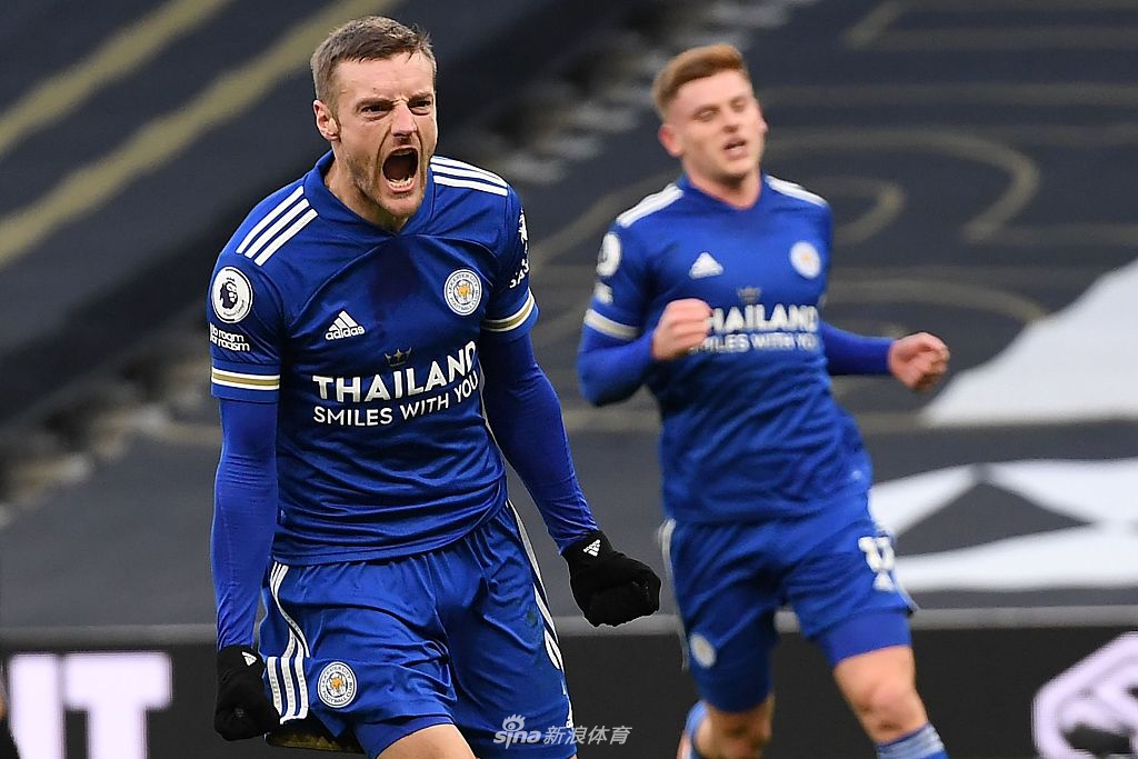 白鹿巷的寒夜中，洛里把守的球门两度被对手洞穿，热刺队长无奈叉腰，神情中写满了不甘与失落。