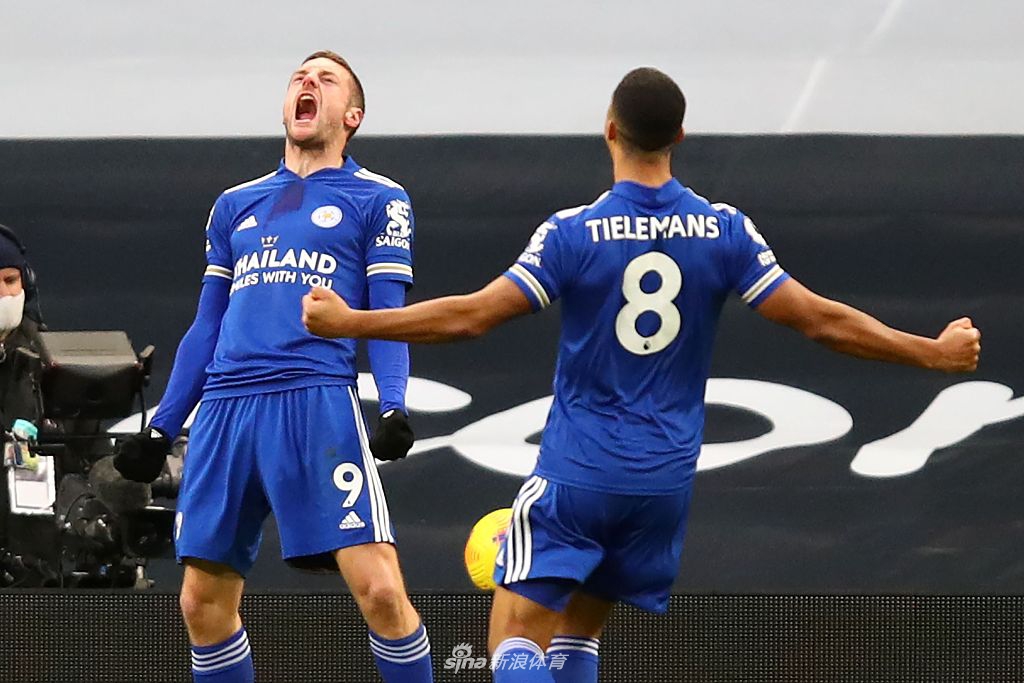 转播镜头捕捉到凯恩在一次激烈对抗后倒在草皮上，这位热刺锋线支柱本场遭到对手严密看管，显得孤立无援。