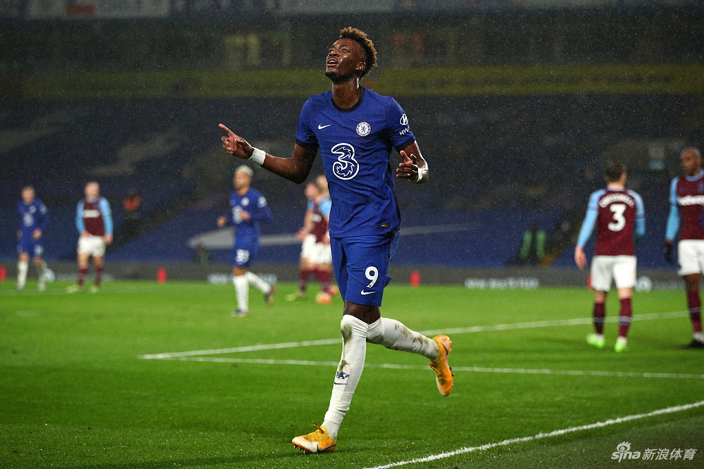 进球后的蒂亚戈·席尔瓦握拳怒吼，与身旁的祖马激情庆祝，这位经验丰富的巴西老将用标志性的头球，为切尔西打开了胜利之门，他的英超处子球价值连城。