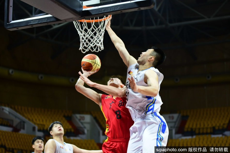 赛场上，安徽文一的球员李祥波高高跃起，在广西威壮两名防守球员的头顶上摘下关键篮板，他狰狞的表情和紧绷的肌肉充满了力量感，完美诠释了总决赛的激烈对抗。