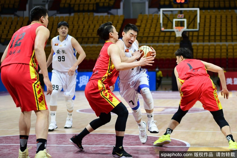 安徽文一队员在夺冠后激情拥抱，脸上洋溢着无法掩饰的喜悦，背景是漫天飞舞的金色纸屑，将蚌埠体育中心体育馆变成了欢乐的海洋。