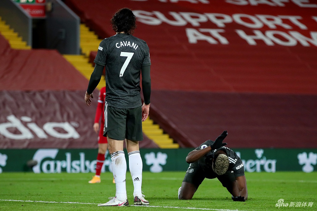 博格巴在禁区内完成射门后神情沮丧地双手抱头，他错失了一次绝佳的得分机会，身后的利物浦球迷看台一片沸腾。