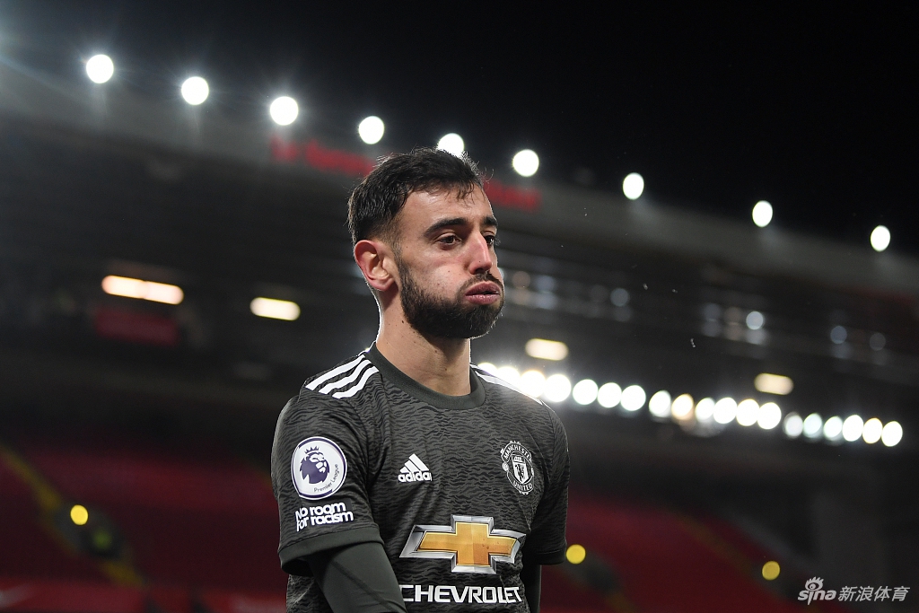 安菲尔德夜色下的红色对峙，利物浦与曼联球员在场上为球权展开激烈拼抢，空气中都弥漫着紧张的双红会氛围。