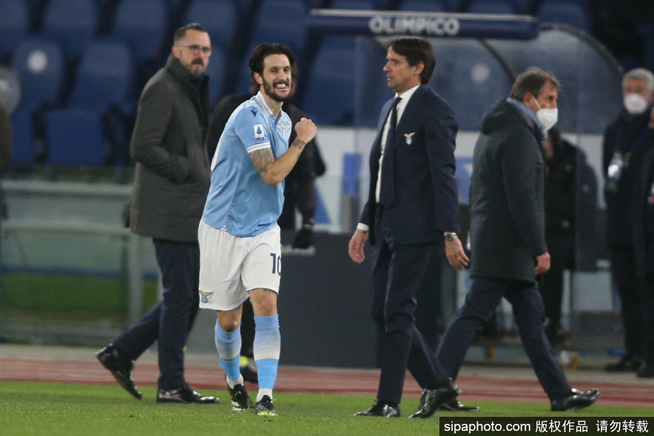 手术室的无影灯下，无影灯洒下柔和而专注的光芒，医疗团队正围绕着沉睡中的阿尔贝托进行着精密的腹腔镜手术，这场与时间赛跑的医疗战役，目标是将这位足球场上的艺术家尽快送还给他深爱的绿茵舞台。