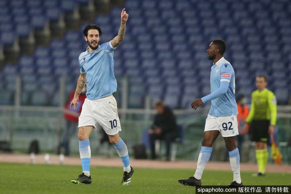 透过病房的窗户，一缕冬日的暖阳悄然洒在阿尔贝托的床头，他穿着病号服，嘴角扬起一丝淡淡的微笑，尽管身上还连着监护仪器，但眼神中已透露出重返训练场的坚定与渴望。