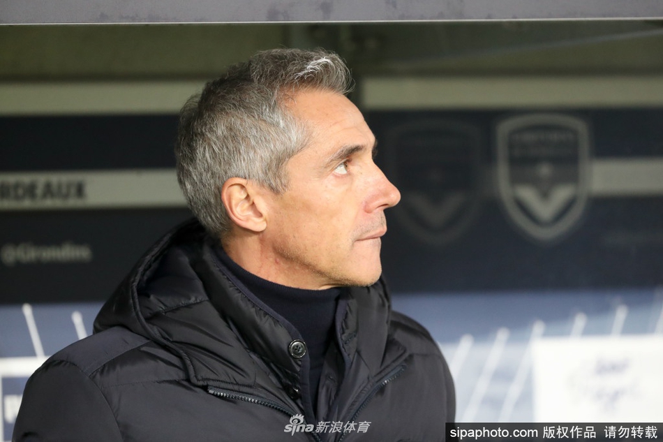 保罗·索萨在签约仪式上微笑展示波兰国家队战袍，眼神中流露出对未来的坚定与期待。