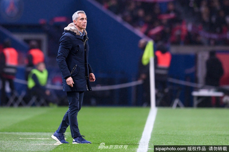 保罗·索萨出席新闻发布会，面对媒体从容不迫，举手投足间彰显名帅气质。