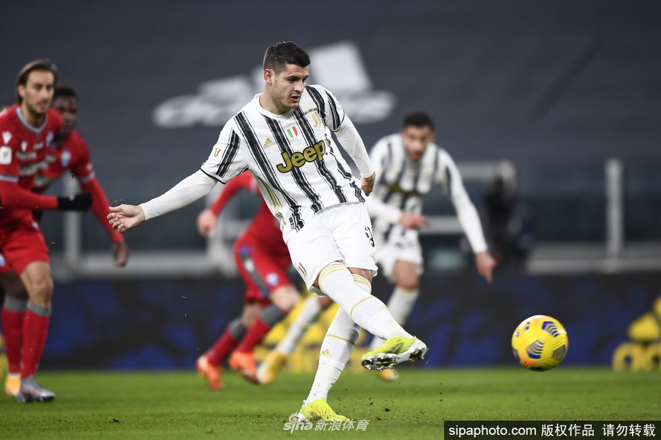 莫拉塔目光如炬紧盯皮球，起脚劲射瞬间肌肉线条分明，黑白战袍随风扬起