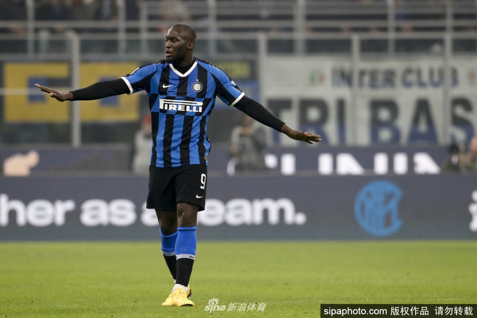 卢卡库在完成梅开二度后，对着看台送上飞吻，眼神温柔而坚定，手指向看台上的国米球迷，仿佛在将这一历史性的时刻与一直支持他的内拉祖里们共同分享。