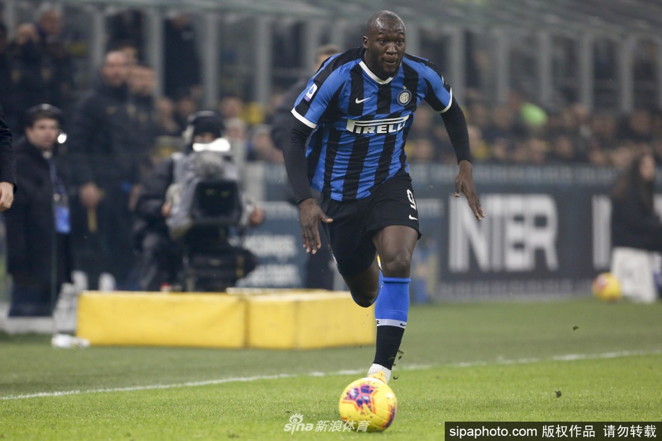 卢卡库在国米对贝内文托的比赛中破门瞬间，他张开双臂在梅阿查球场内激情狂奔，蓝黑间条衫在风中鼓动，面部肌肉因怒吼而紧绷，尽情宣泄着达成里程碑的兴奋与豪情。