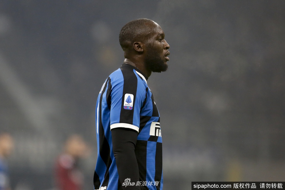 进球后的卢卡库与队友劳塔罗·马丁内斯紧紧相拥，两人脸贴着脸，劳塔罗双手捧住卢卡库的头，眼神中满是钦佩与祝贺，这是蓝黑军团锋线黄金搭档之间无需言语的默契与深厚情谊。