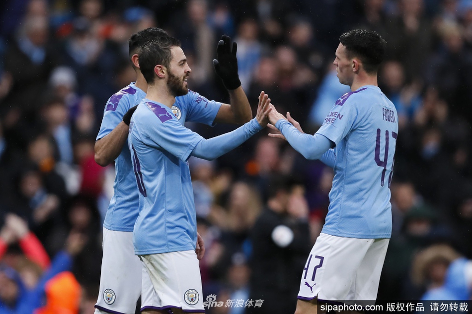 瓜迪奥拉在场边激情指挥，他用双手比划着战术，身后的蓝色看台如同涌动的海洋，每一次呼喊都在为场上战士注入必胜的信念。