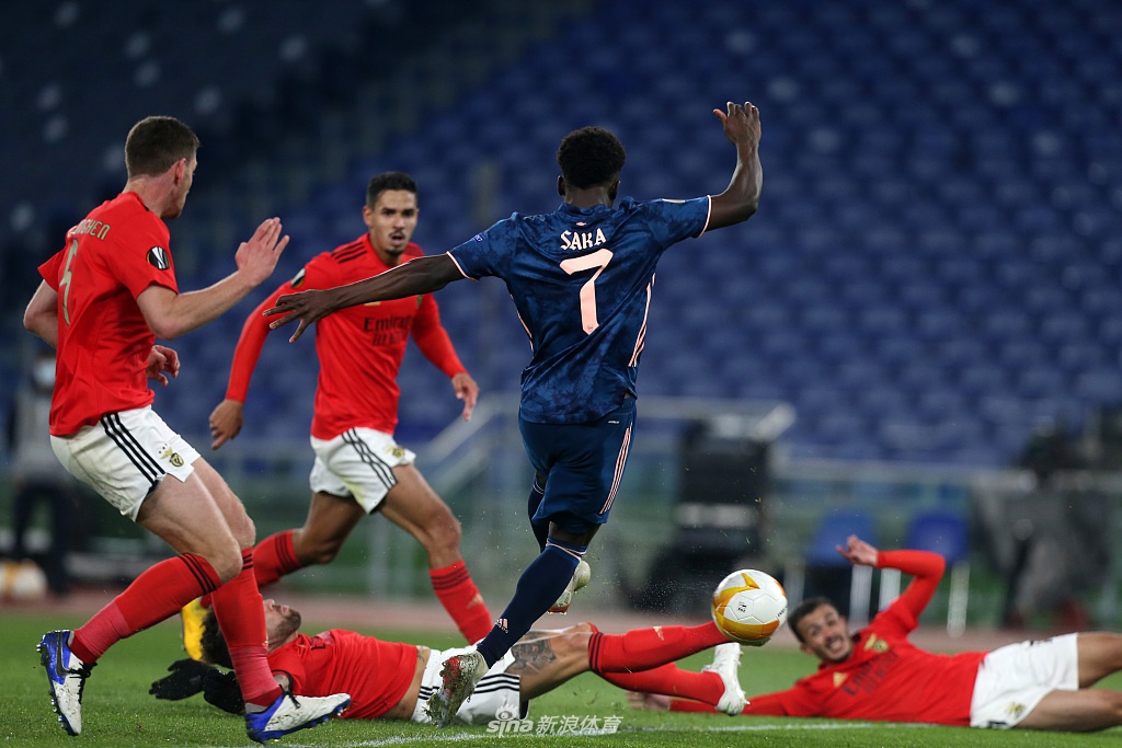 本菲卡球员皮齐主罚点球瞬间，他冷静地推射球门右下角，阿森纳门将莱诺虽然判断对方向奋力扑救，却仍无法阻止皮球入网，场边的本菲卡替补席瞬间沸腾。