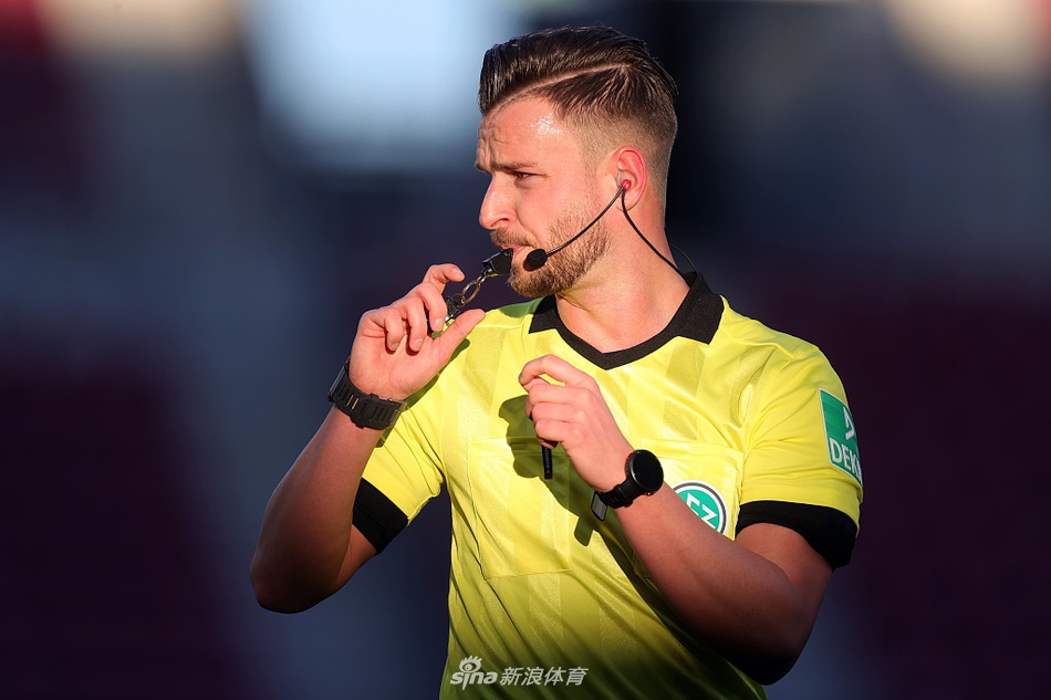 进球功臣哈恩张开双臂在寒风中激情滑跪，他的脸上写满了狂喜与释放，背后是无数双奥格斯堡球迷挥舞的手臂，这一刻他成为了客队的孤胆英雄。