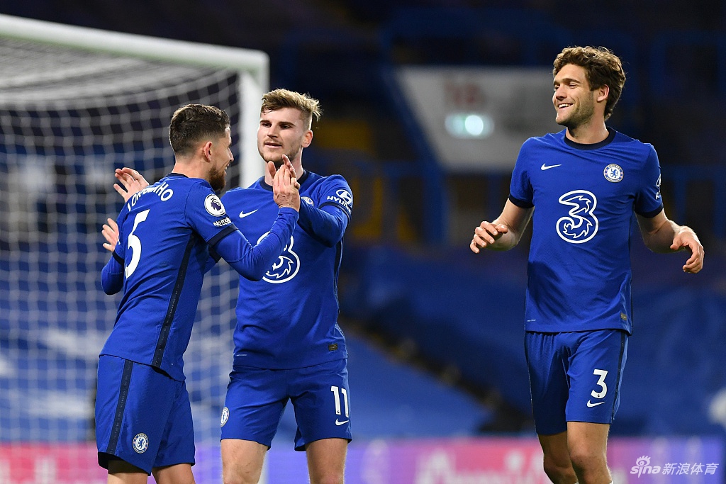 若日尼奥站在点球点前，眼神坚毅而冷静，他用标志性的“跳步”骗过门将，将皮球稳稳送入网窝，这一刻他是斯坦福桥的英雄。