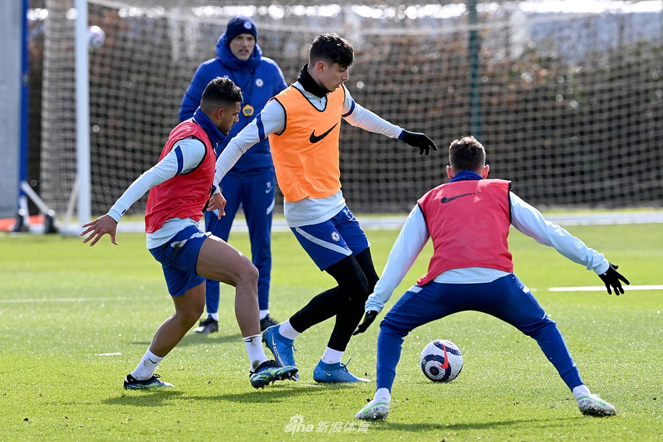 队长阿斯皮利奎塔神情专注，正抬头观察场上形势，他身边的队友们正积极跑动，整个训练场充满了紧张的战术演练氛围。