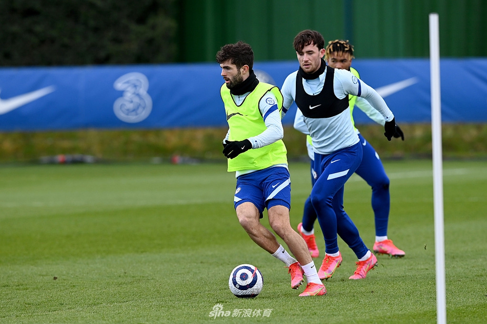 年轻中场芒特在训练中展现出非凡的灵动，他轻巧地卸下来球，动作行云流水，仿佛将训练场变成了他施展才华的舞台。