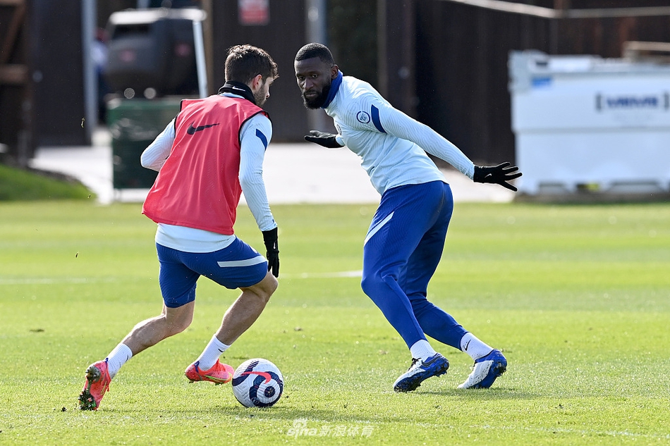 训练结束，奇尔维尔和队友们一边放松一边交流心得，他们的脸上洋溢着笑容，眼中闪烁着对即将到来的比赛的渴望与信心。