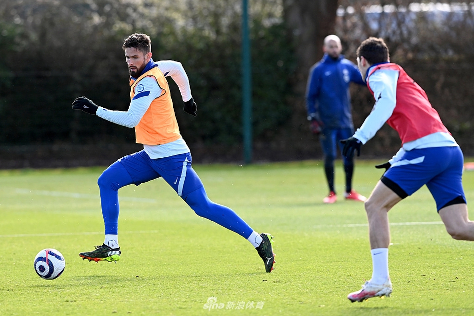 训练场上，维尔纳和哈弗茨等攻击手们正在进行高速冲刺后的射门练习，他们眼神锐利，每一次触球都力求精准，誓要将门前的感觉磨砺得更加敏锐。