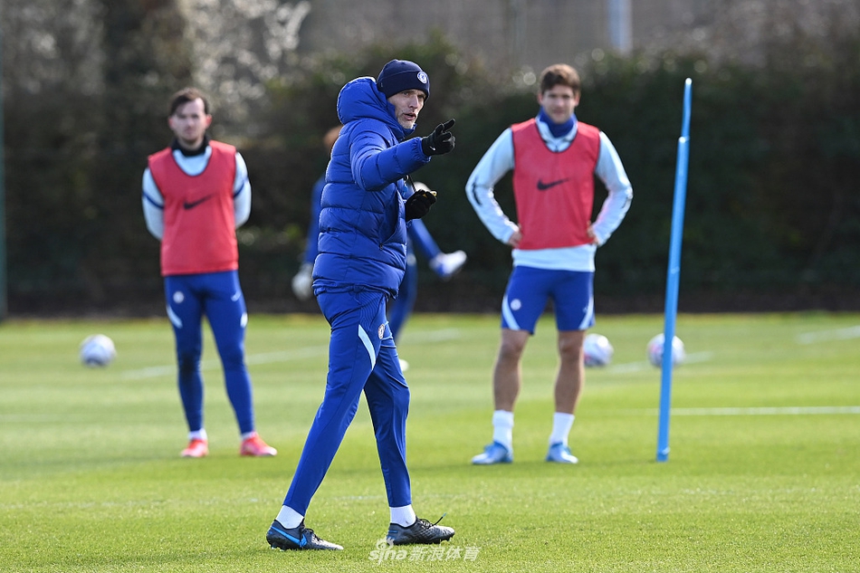 守门员教练正对门迪进行着严苛的特训，面对角度刁钻的来球，门迪舒展身体奋力扑救，那坚定的目光守护着球队的最后一道防线。